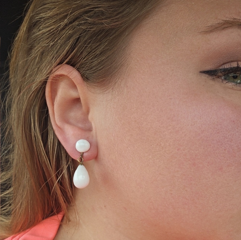 Vintage 1950s Japan White Milk Glass Teardrop Screw Back Earrings